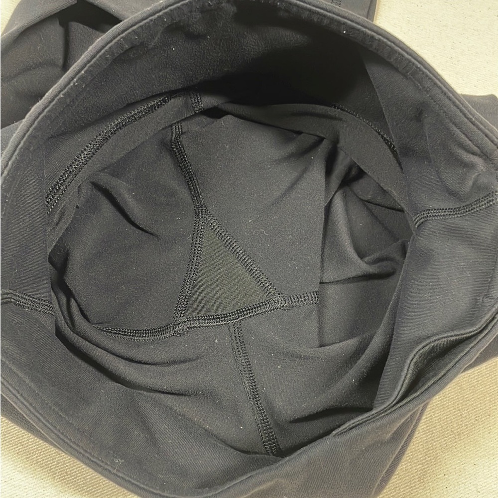 Lululemon Athletica Sz4 Black 21' crop legging SMALL HOLE - Picture 3 of 12